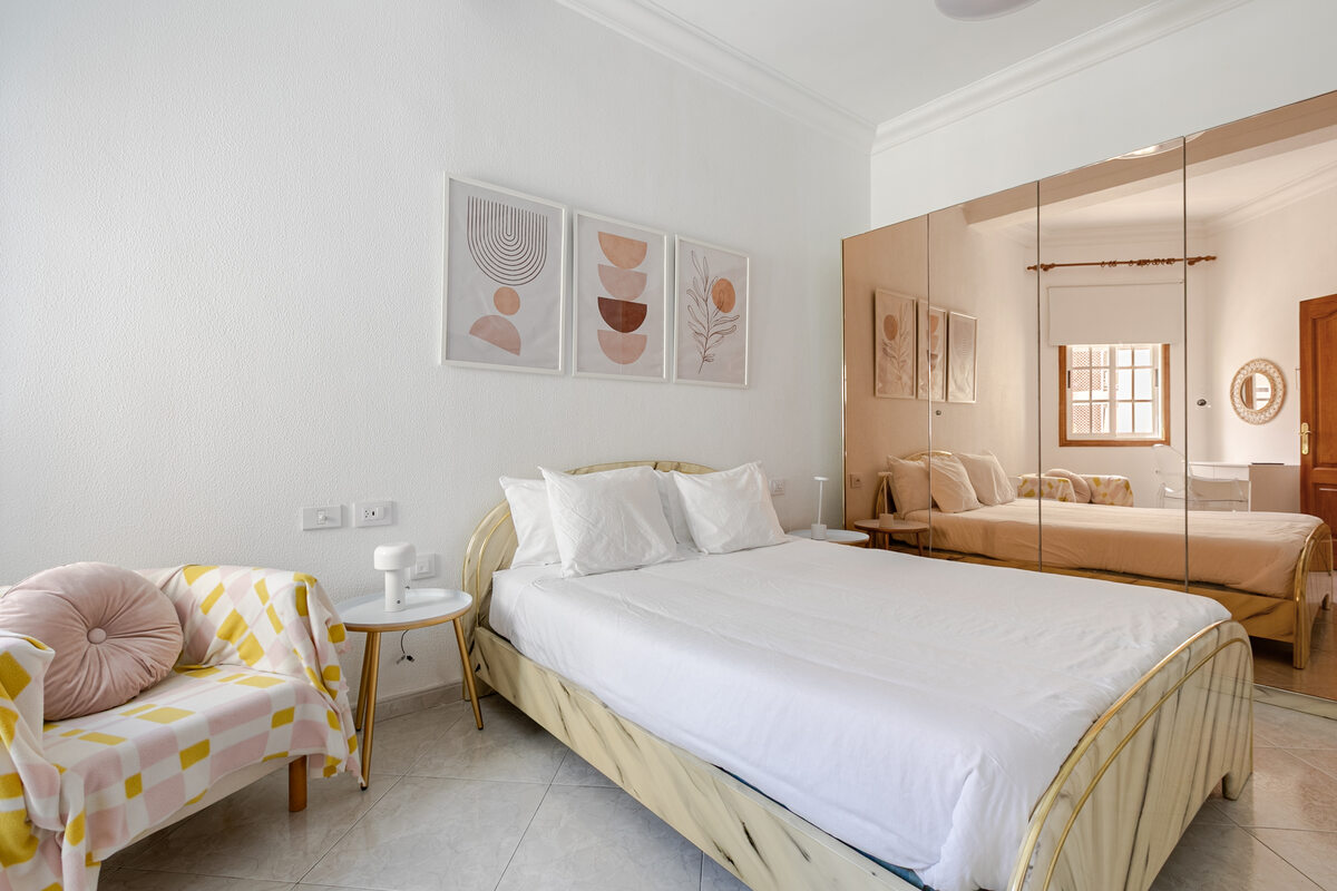 Bedroom 1 (main) — DE VILLA SUITES