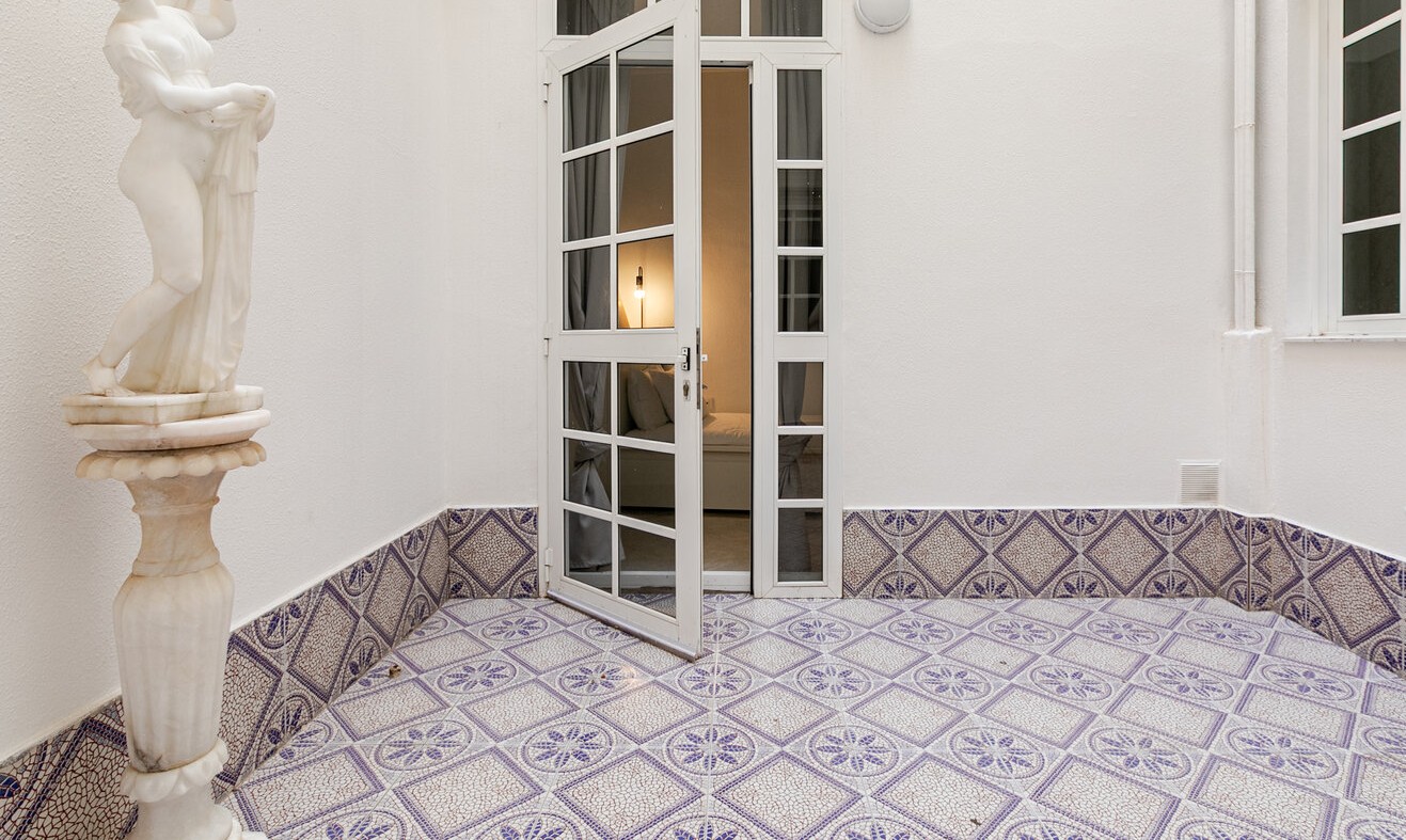 Main courtyard at De Villa Suites with architectural details