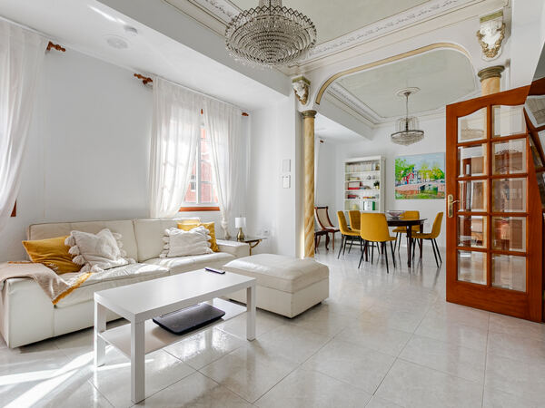 Main living room — Venetian-style ceilings