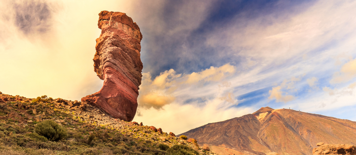 Roque Cinchado Felsformation mit Teide-Vulkan unter dramatischem Himmel